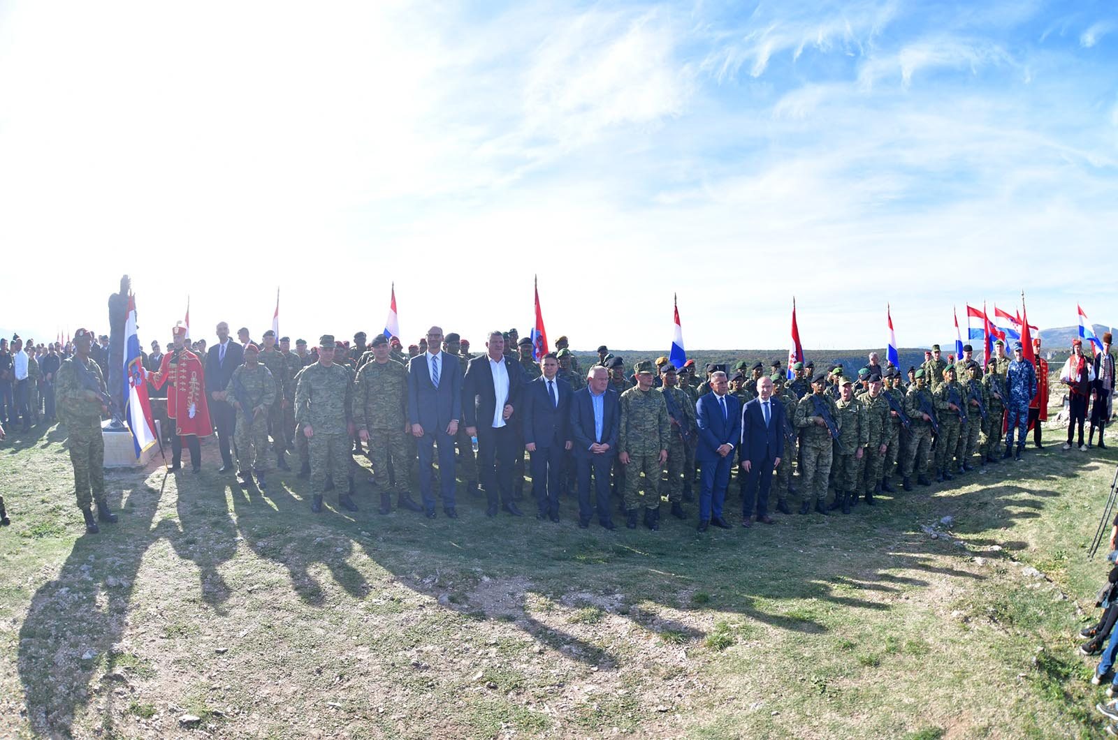 https://www.morh.hr/wp-content/gallery/novim-vodama-hv-a-urucene-znacke-i-diplome-na-kninskoj-tvrdavi/hrvatska_vojska_vodje_190719_68.jpg