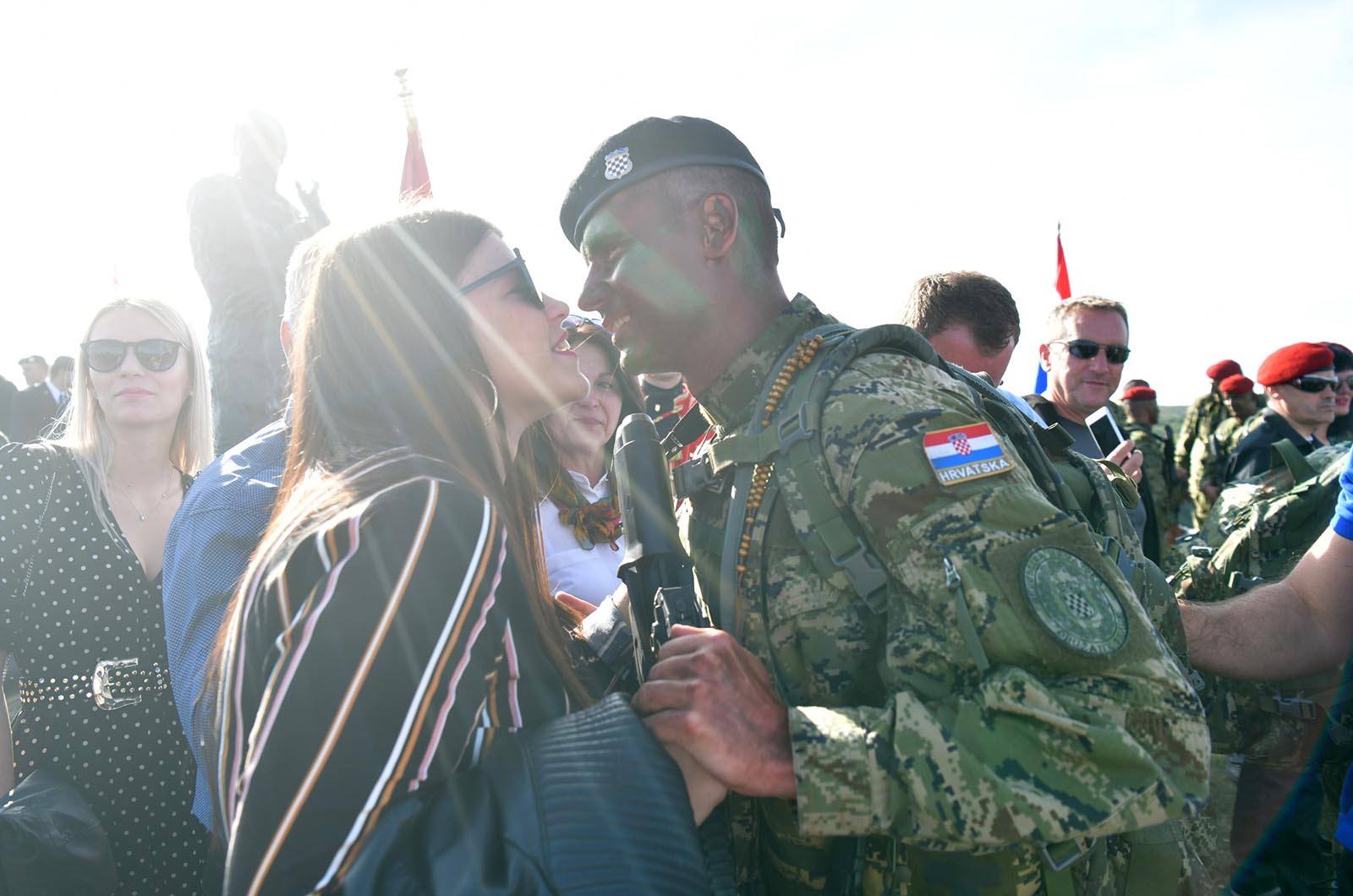 https://www.morh.hr/wp-content/gallery/novim-vodama-hv-a-urucene-znacke-i-diplome-na-kninskoj-tvrdavi/hrvatska_vojska_vodje_190719_70.jpg