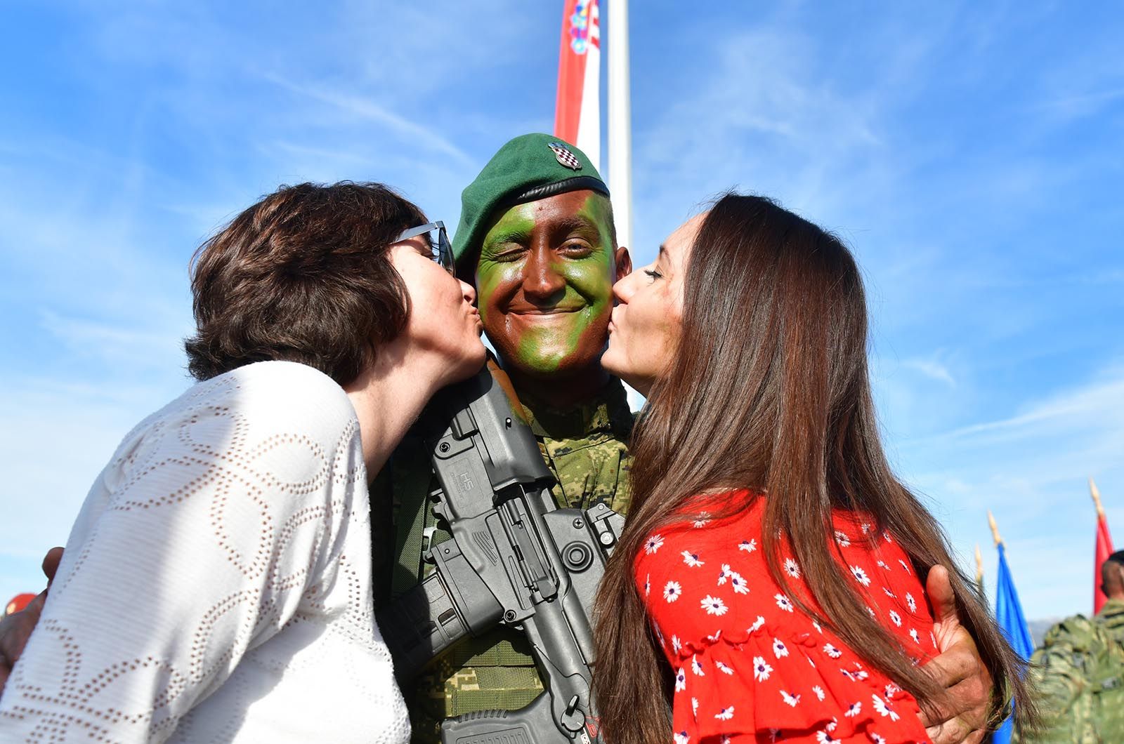 https://www.morh.hr/wp-content/gallery/novim-vodama-hv-a-urucene-znacke-i-diplome-na-kninskoj-tvrdavi/hrvatska_vojska_vodje_190719_74.jpg