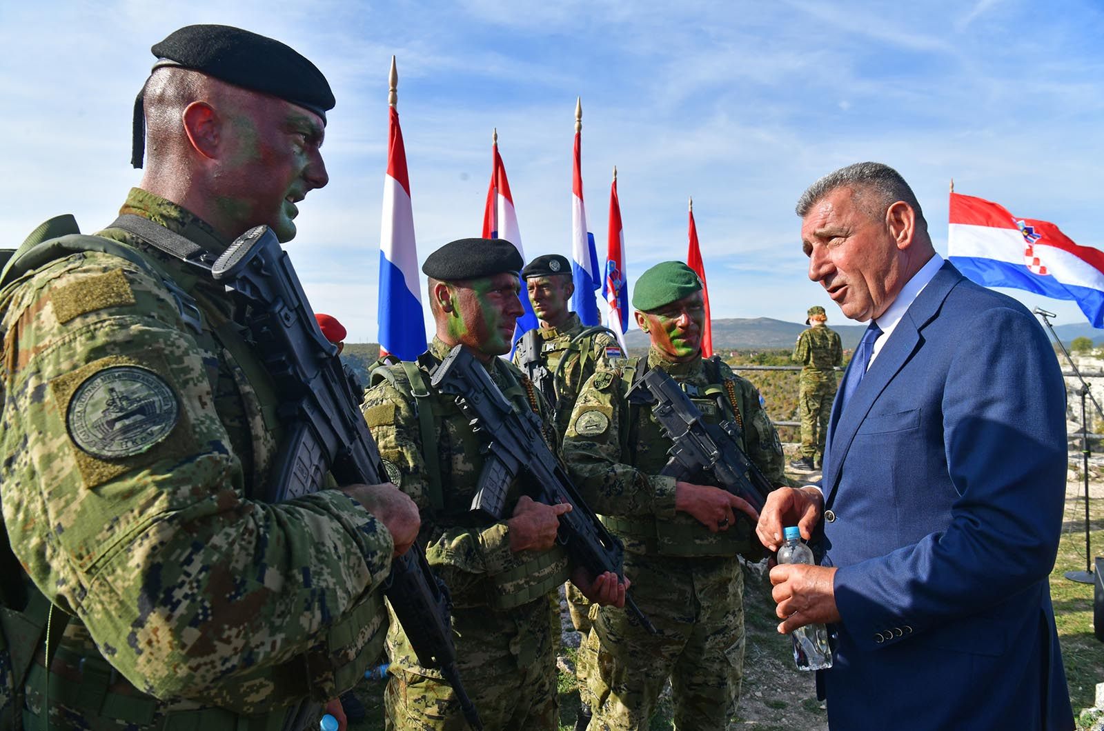 https://www.morh.hr/wp-content/gallery/novim-vodama-hv-a-urucene-znacke-i-diplome-na-kninskoj-tvrdavi/hrvatska_vojska_vodje_190719_75.jpg