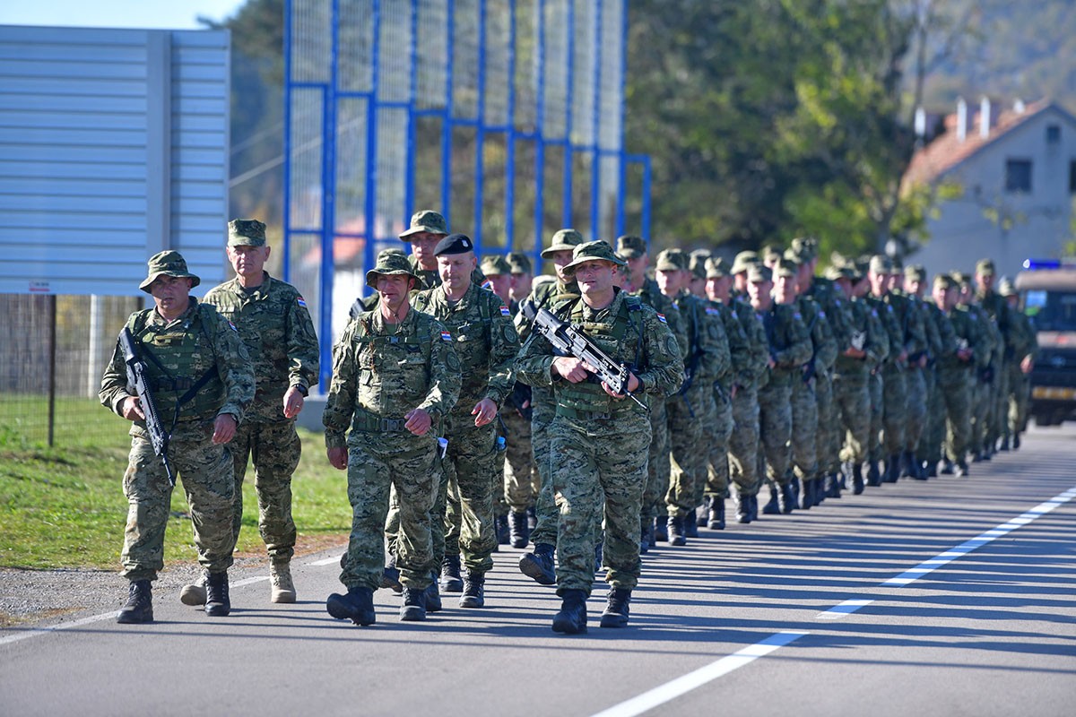 https://www.morh.hr/wp-content/gallery/novo-poglavlje-hv-a-nosi-poruku-buducnost-pripada-hrabrima/hodnja_zss_27102019_20.jpg