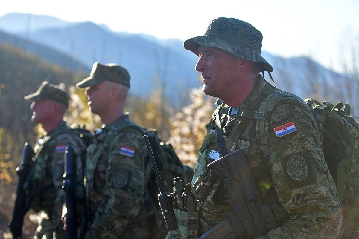 https://www.morh.hr/wp-content/gallery/novo-poglavlje-hv-a-nosi-poruku-buducnost-pripada-hrabrima/hodnja_zss_27102019_34.jpg