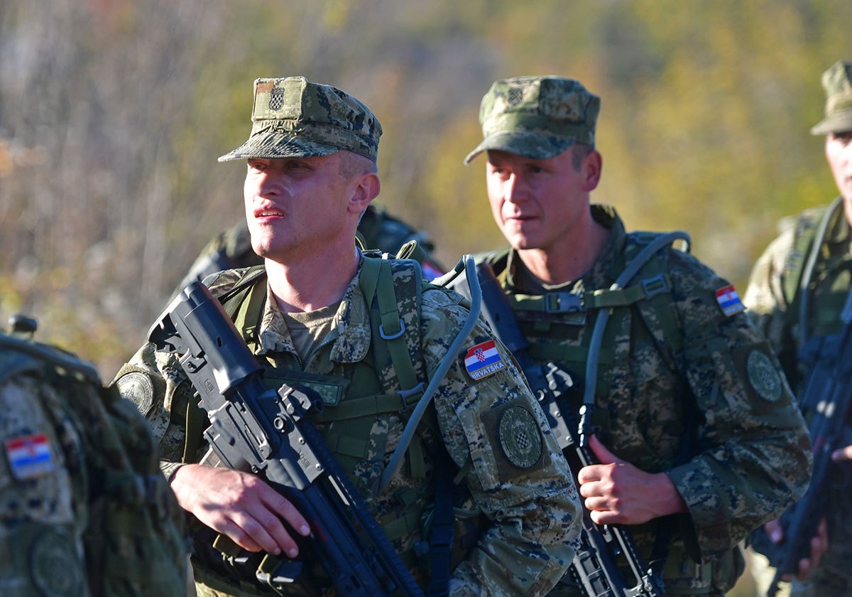 https://www.morh.hr/wp-content/gallery/novo-poglavlje-hv-a-nosi-poruku-buducnost-pripada-hrabrima/hodnja_zss_27102019_35.jpg