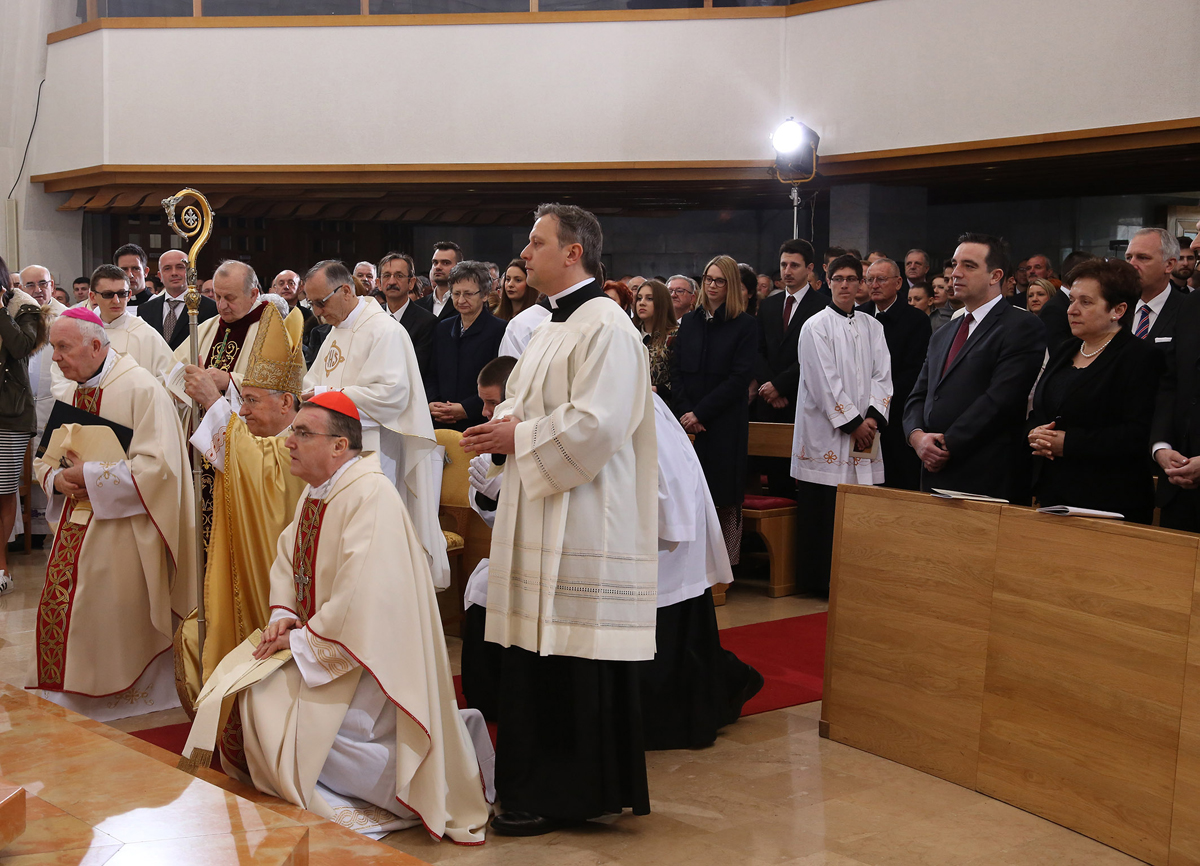 https://www.morh.hr/wp-content/gallery/novoimenovani-vojni-ordinarij-monsinjor-jure-bogdan-zareden-je-za-biskupa-u-crkvi-sv-petra-u-splitu/biskup_27022016_01.jpg