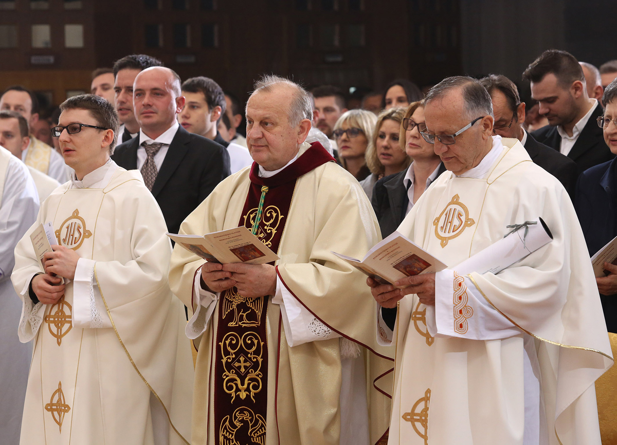 https://www.morh.hr/wp-content/gallery/novoimenovani-vojni-ordinarij-monsinjor-jure-bogdan-zareden-je-za-biskupa-u-crkvi-sv-petra-u-splitu/biskup_27022016_02.jpg