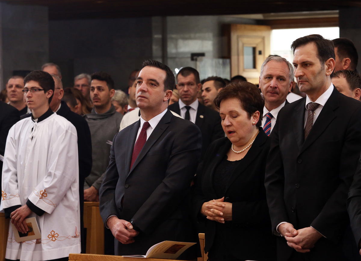 https://www.morh.hr/wp-content/gallery/novoimenovani-vojni-ordinarij-monsinjor-jure-bogdan-zareden-je-za-biskupa-u-crkvi-sv-petra-u-splitu/biskup_27022016_03.jpg