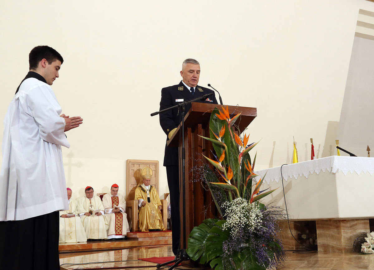 https://www.morh.hr/wp-content/gallery/novoimenovani-vojni-ordinarij-monsinjor-jure-bogdan-zareden-je-za-biskupa-u-crkvi-sv-petra-u-splitu/biskup_27022016_04.jpg