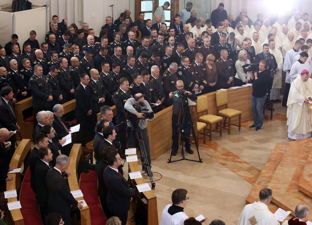 https://www.morh.hr/wp-content/gallery/novoimenovani-vojni-ordinarij-monsinjor-jure-bogdan-zareden-je-za-biskupa-u-crkvi-sv-petra-u-splitu/biskup_27022016_05.jpg