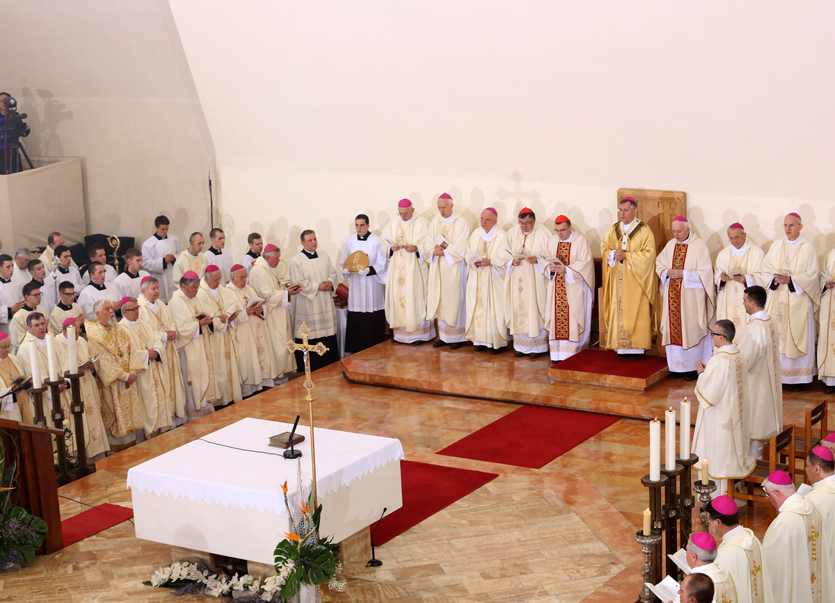 https://www.morh.hr/wp-content/gallery/novoimenovani-vojni-ordinarij-monsinjor-jure-bogdan-zareden-je-za-biskupa-u-crkvi-sv-petra-u-splitu/biskup_27022016_06.jpg