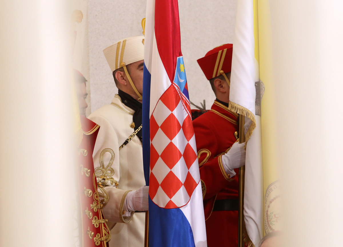 https://www.morh.hr/wp-content/gallery/novoimenovani-vojni-ordinarij-monsinjor-jure-bogdan-zareden-je-za-biskupa-u-crkvi-sv-petra-u-splitu/biskup_27022016_07.jpg