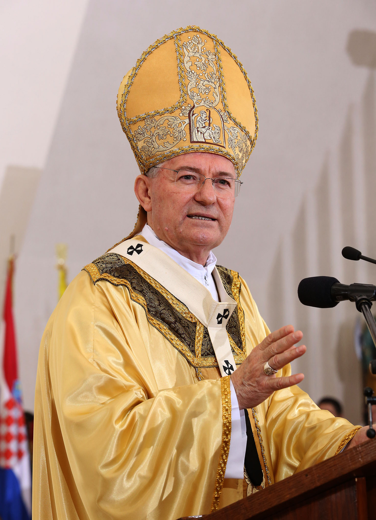 https://www.morh.hr/wp-content/gallery/novoimenovani-vojni-ordinarij-monsinjor-jure-bogdan-zareden-je-za-biskupa-u-crkvi-sv-petra-u-splitu/biskup_27022016_08.jpg