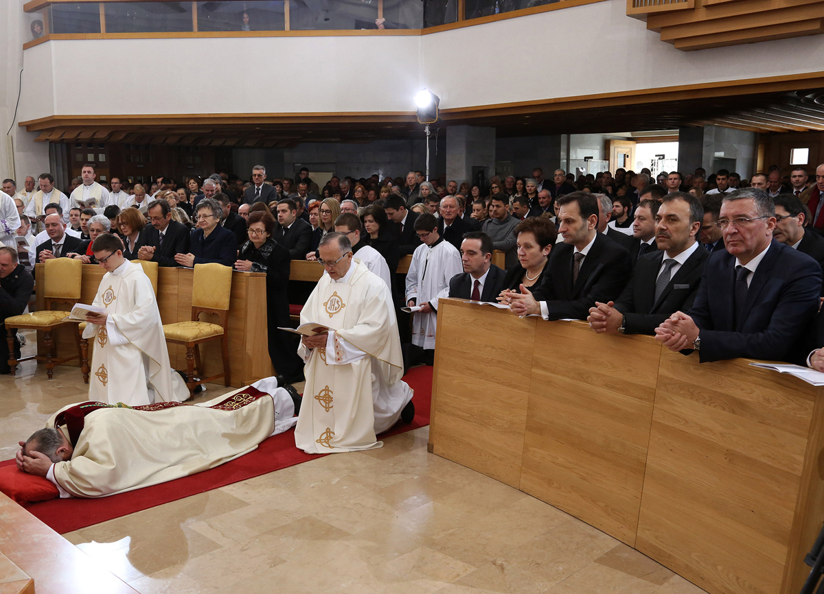 https://www.morh.hr/wp-content/gallery/novoimenovani-vojni-ordinarij-monsinjor-jure-bogdan-zareden-je-za-biskupa-u-crkvi-sv-petra-u-splitu/biskup_27022016_09.jpg