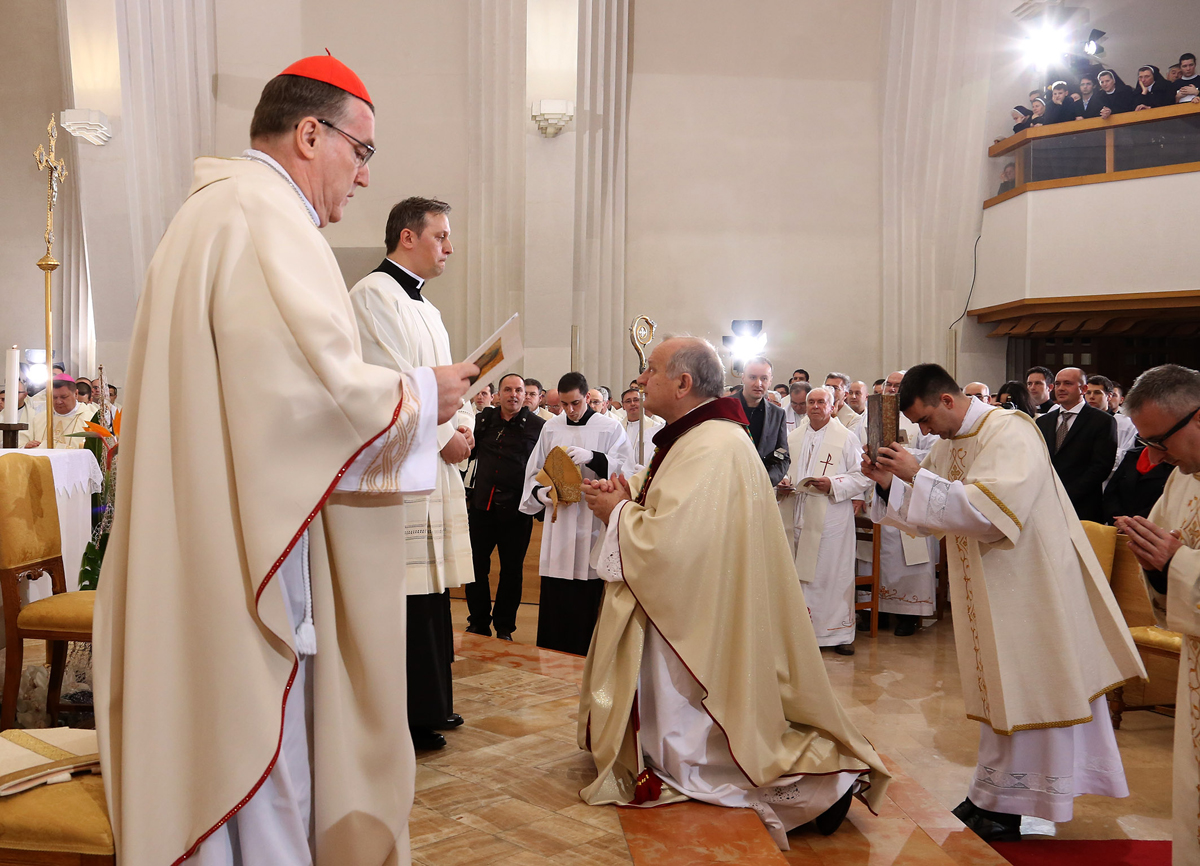 https://www.morh.hr/wp-content/gallery/novoimenovani-vojni-ordinarij-monsinjor-jure-bogdan-zareden-je-za-biskupa-u-crkvi-sv-petra-u-splitu/biskup_27022016_10.jpg