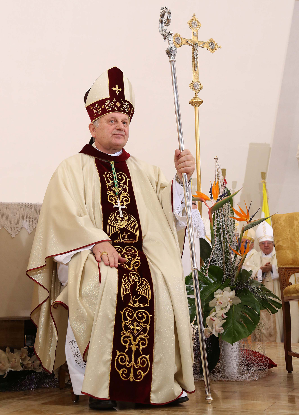 https://www.morh.hr/wp-content/gallery/novoimenovani-vojni-ordinarij-monsinjor-jure-bogdan-zareden-je-za-biskupa-u-crkvi-sv-petra-u-splitu/biskup_27022016_11.jpg