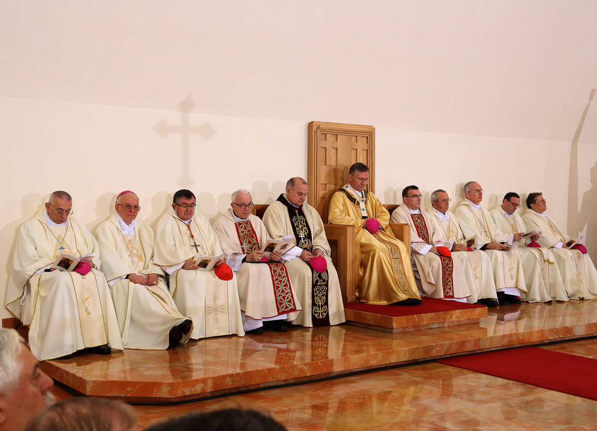 https://www.morh.hr/wp-content/gallery/novoimenovani-vojni-ordinarij-monsinjor-jure-bogdan-zareden-je-za-biskupa-u-crkvi-sv-petra-u-splitu/biskup_27022016_12.jpg