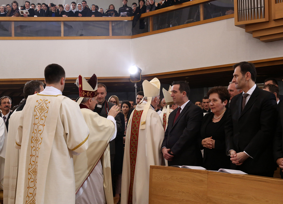 https://www.morh.hr/wp-content/gallery/novoimenovani-vojni-ordinarij-monsinjor-jure-bogdan-zareden-je-za-biskupa-u-crkvi-sv-petra-u-splitu/biskup_27022016_14.jpg