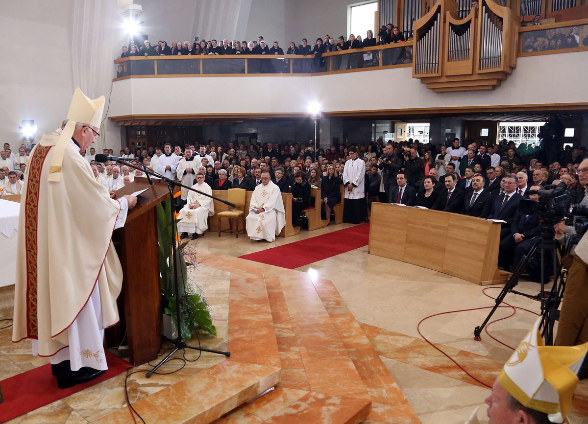 https://www.morh.hr/wp-content/gallery/novoimenovani-vojni-ordinarij-monsinjor-jure-bogdan-zareden-je-za-biskupa-u-crkvi-sv-petra-u-splitu/biskup_27022016_15.jpg