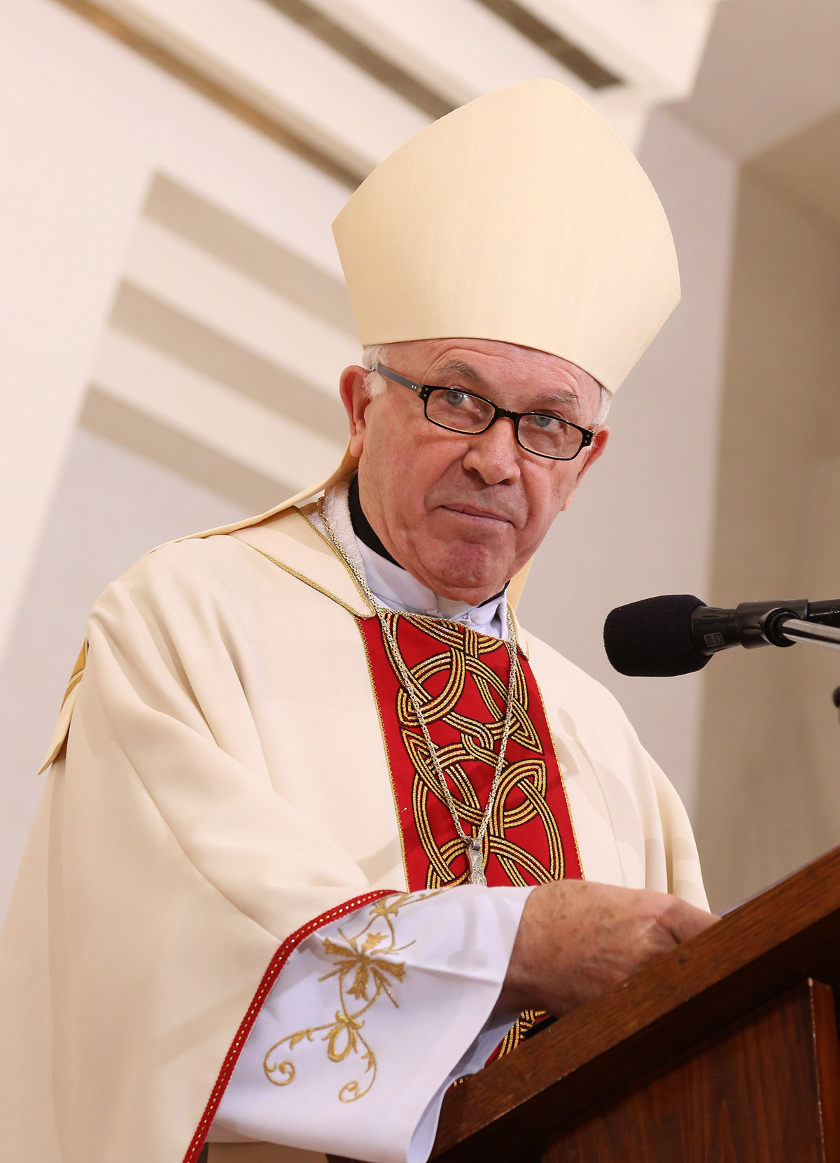 https://www.morh.hr/wp-content/gallery/novoimenovani-vojni-ordinarij-monsinjor-jure-bogdan-zareden-je-za-biskupa-u-crkvi-sv-petra-u-splitu/biskup_27022016_16.jpg