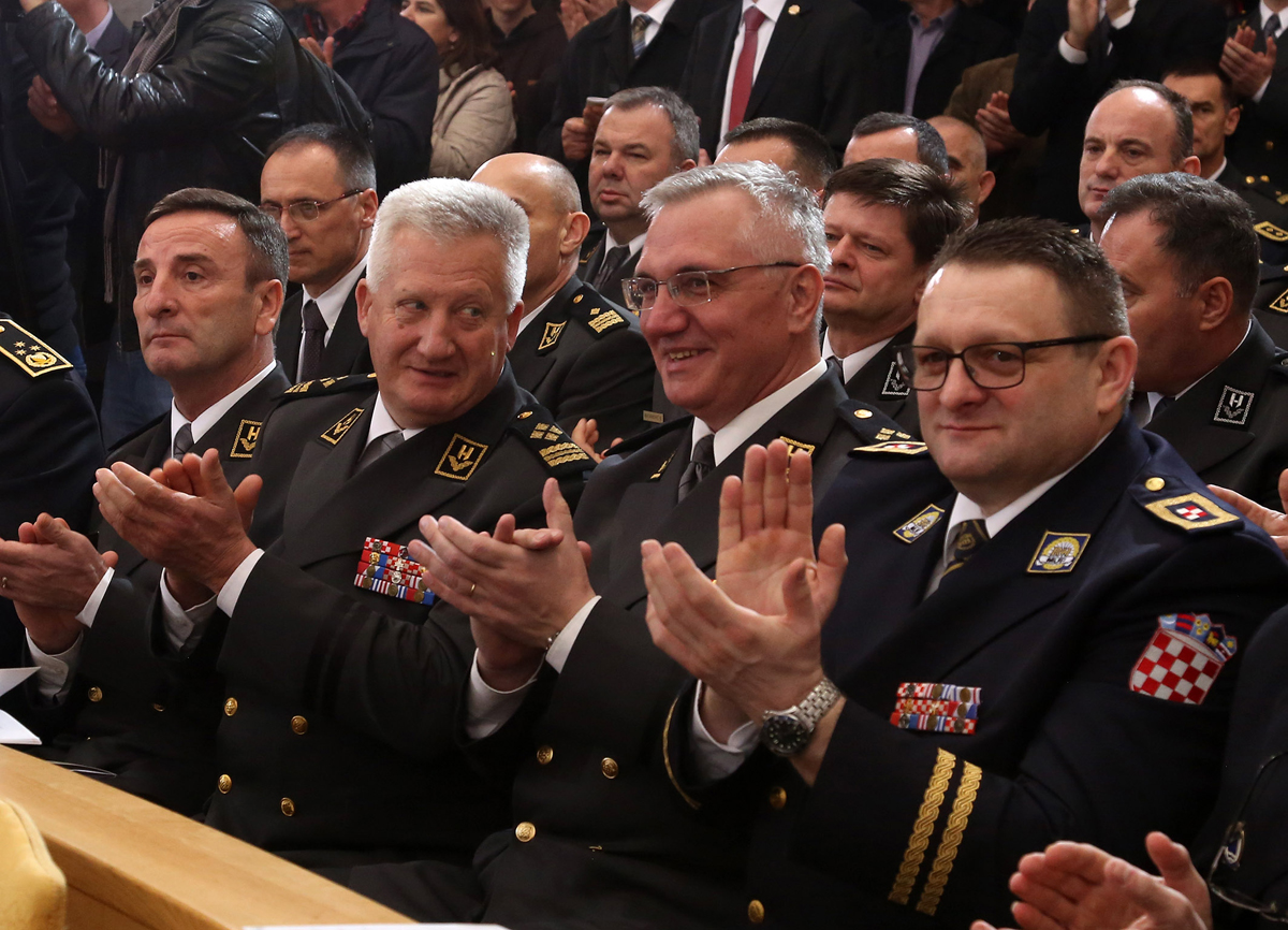 https://www.morh.hr/wp-content/gallery/novoimenovani-vojni-ordinarij-monsinjor-jure-bogdan-zareden-je-za-biskupa-u-crkvi-sv-petra-u-splitu/biskup_27022016_17.jpg