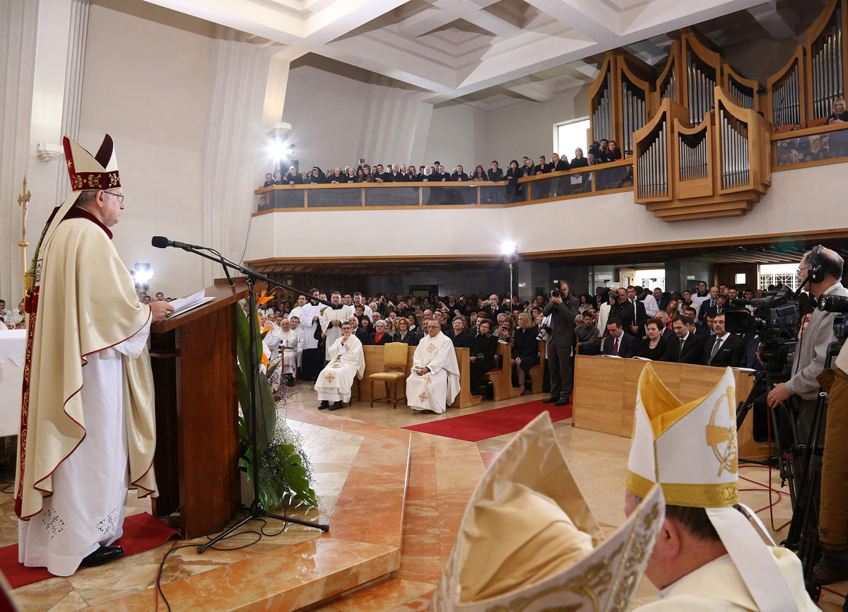 https://www.morh.hr/wp-content/gallery/novoimenovani-vojni-ordinarij-monsinjor-jure-bogdan-zareden-je-za-biskupa-u-crkvi-sv-petra-u-splitu/biskup_27022016_18.jpg