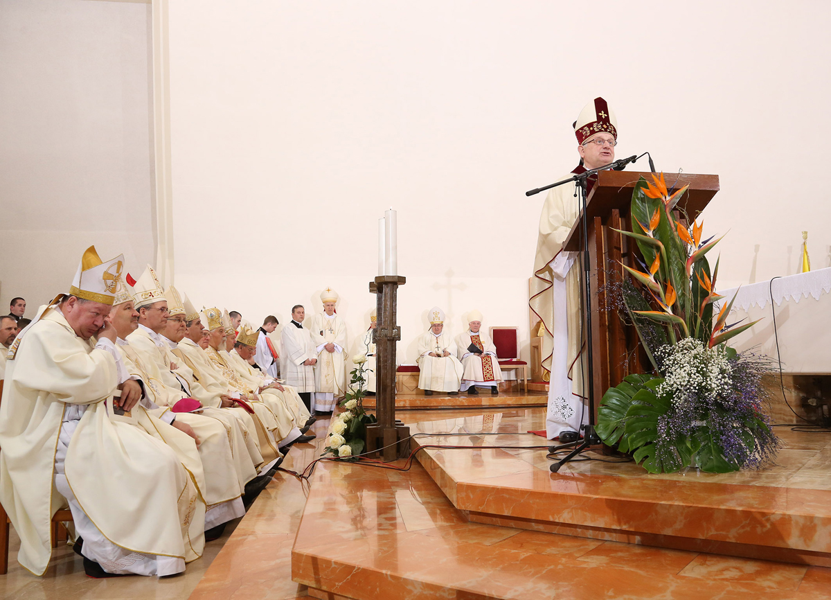 https://www.morh.hr/wp-content/gallery/novoimenovani-vojni-ordinarij-monsinjor-jure-bogdan-zareden-je-za-biskupa-u-crkvi-sv-petra-u-splitu/biskup_27022016_19.jpg