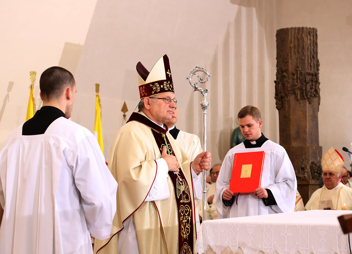 https://www.morh.hr/wp-content/gallery/novoimenovani-vojni-ordinarij-monsinjor-jure-bogdan-zareden-je-za-biskupa-u-crkvi-sv-petra-u-splitu/biskup_27022016_20.jpg