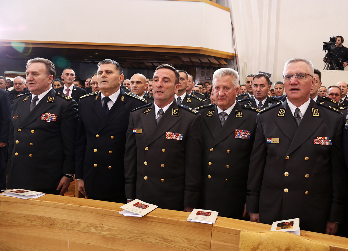 https://www.morh.hr/wp-content/gallery/novoimenovani-vojni-ordinarij-monsinjor-jure-bogdan-zareden-je-za-biskupa-u-crkvi-sv-petra-u-splitu/biskup_27022016_21.jpg