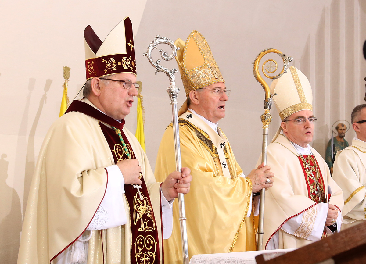 https://www.morh.hr/wp-content/gallery/novoimenovani-vojni-ordinarij-monsinjor-jure-bogdan-zareden-je-za-biskupa-u-crkvi-sv-petra-u-splitu/biskup_27022016_23.jpg