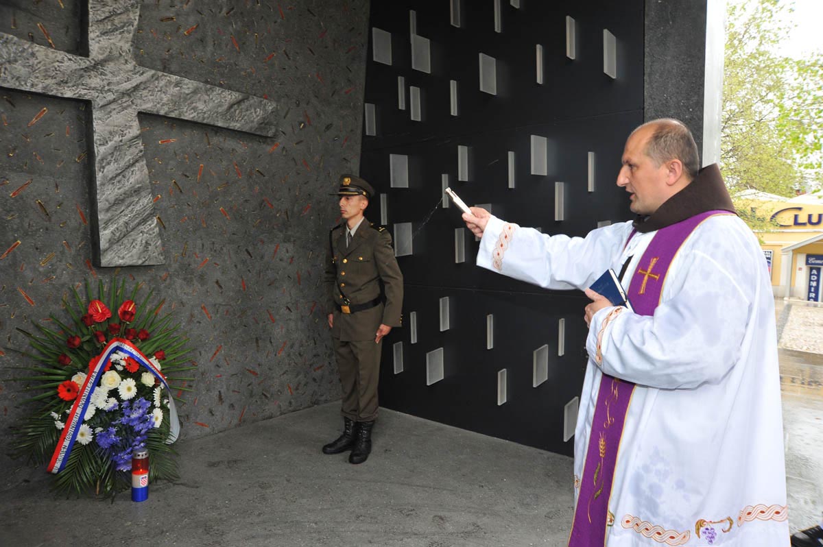 https://www.morh.hr/wp-content/gallery/obiljeavanja-5-godinjice-gmtbr-ukninu/knjin_06042012_02.jpg