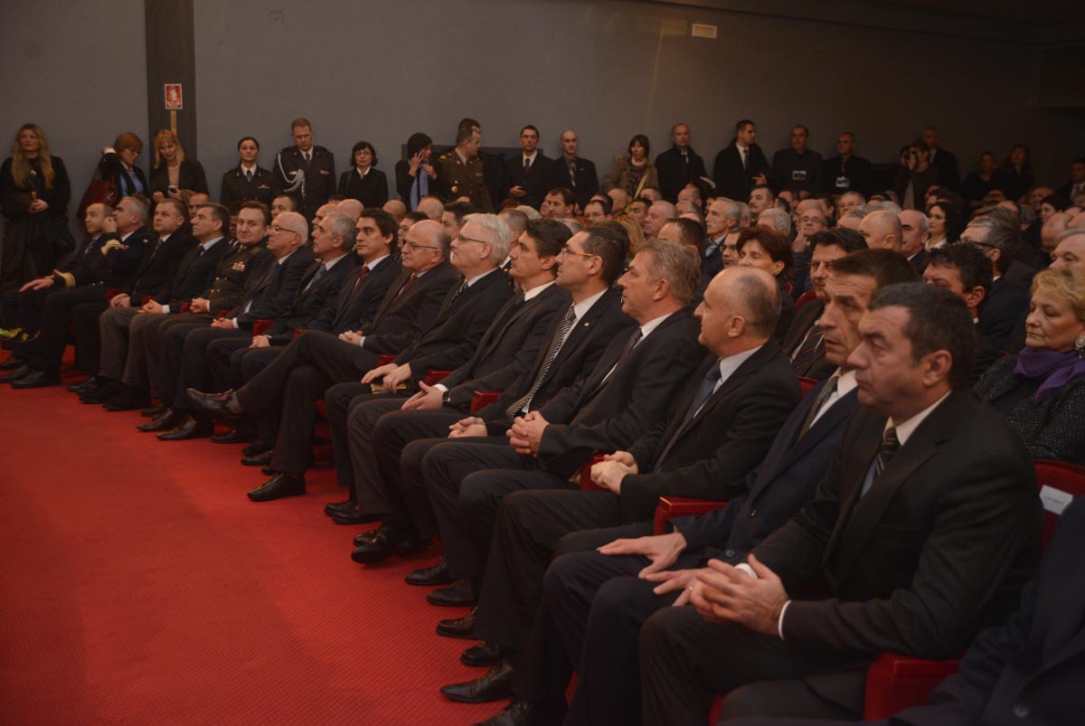 https://www.morh.hr/wp-content/gallery/obiljeena-20-godinjica-vojno-redarstvene-operacije-maslenica/maslenica_22012012_08.jpg