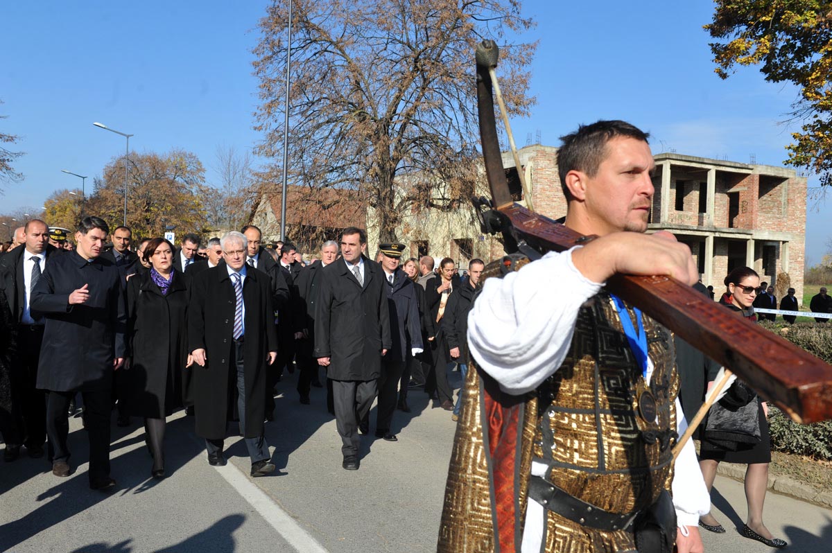 https://www.morh.hr/wp-content/gallery/obiljeena-21-godinjica-stradanja-kabrnje/vukovar_18112012_06.jpg