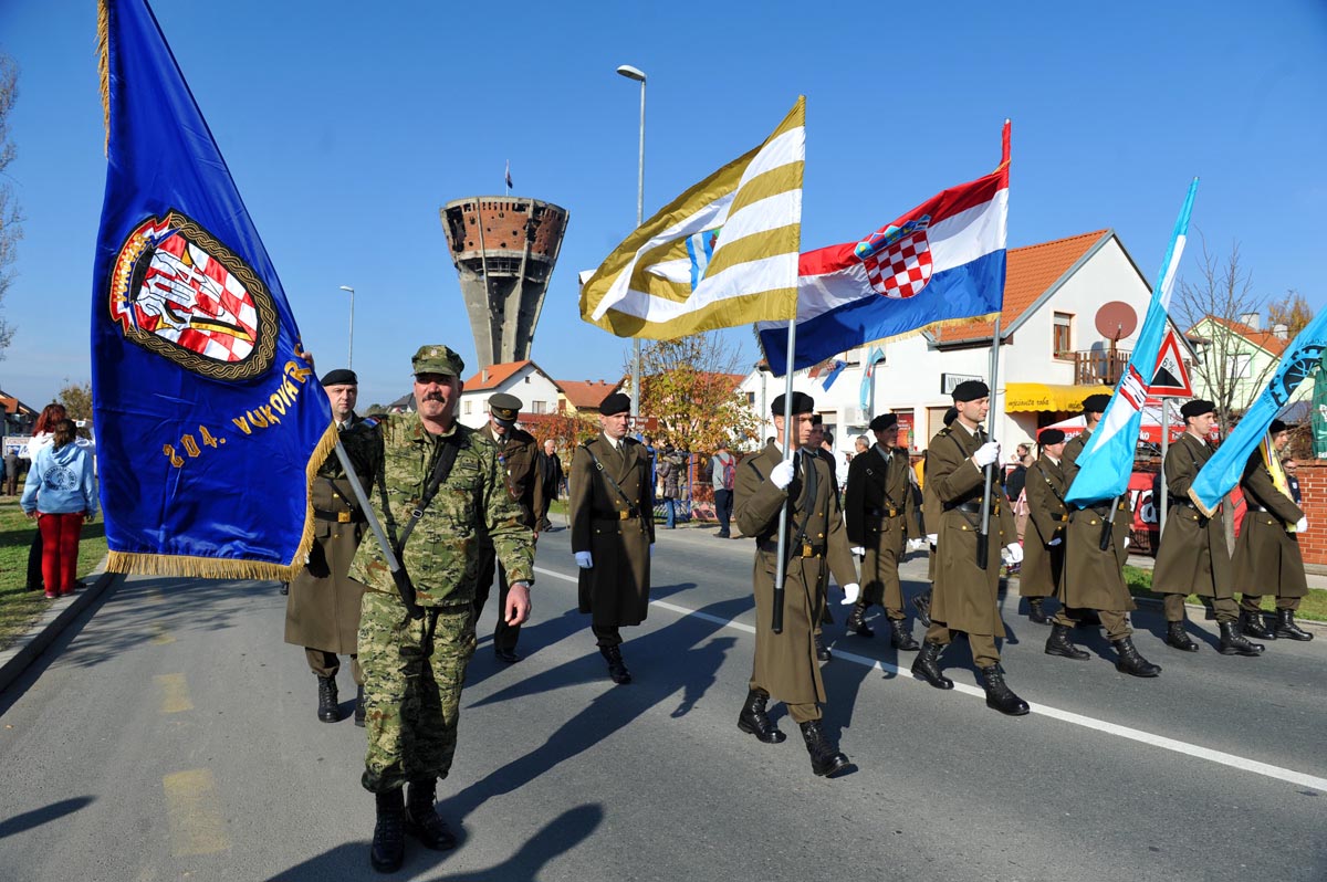 https://www.morh.hr/wp-content/gallery/obiljeena-21-godinjica-stradanja-kabrnje/vukovar_18112012_07.jpg
