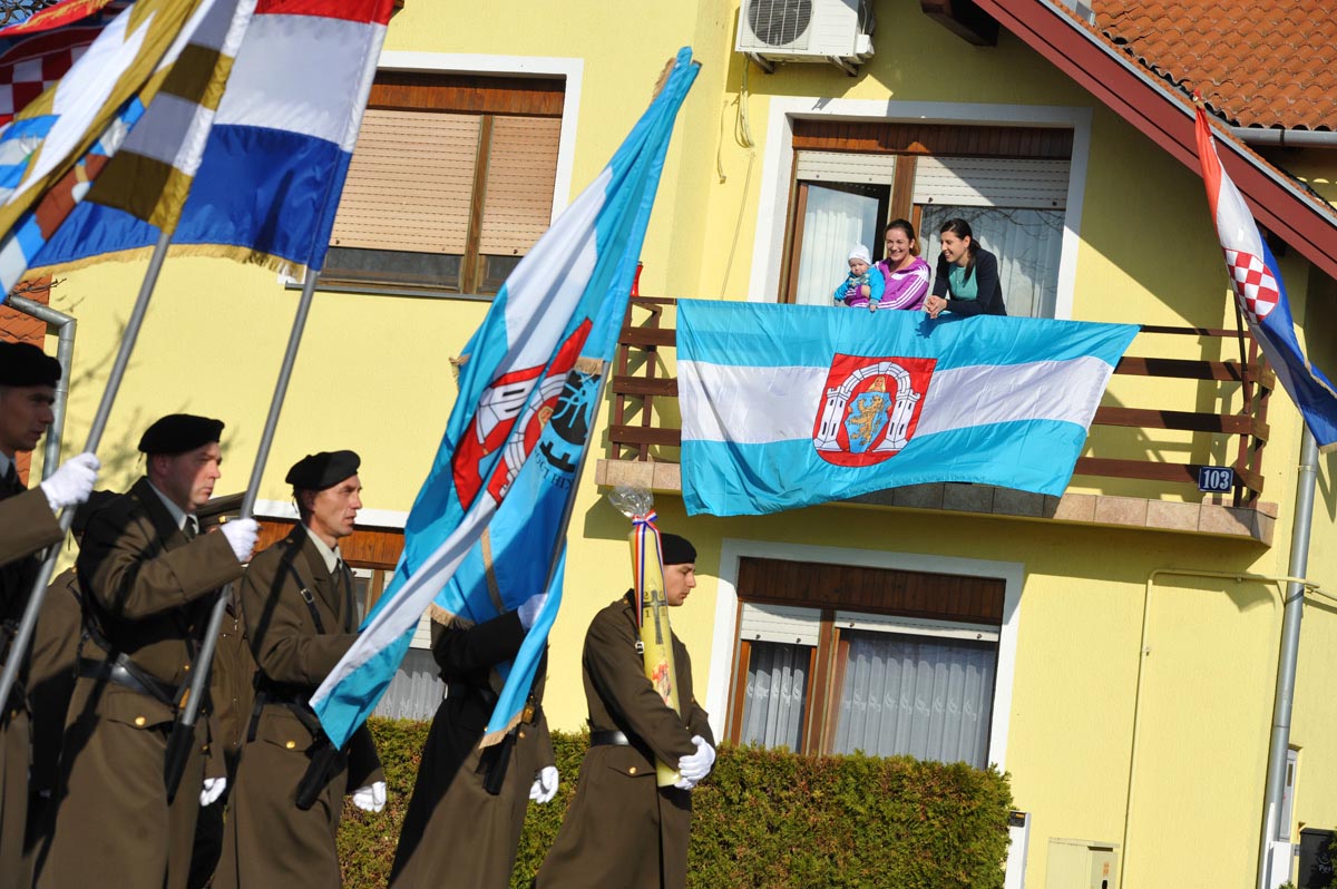 https://www.morh.hr/wp-content/gallery/obiljeena-21-godinjica-stradanja-kabrnje/vukovar_18112012_13.jpg