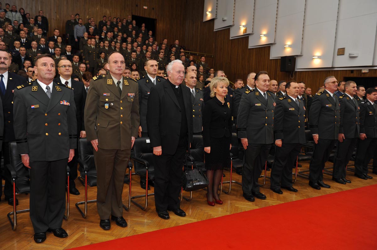 https://www.morh.hr/wp-content/gallery/obiljeena-21-obljetnica-hrvatskog-vojnog-uilita/hvu_obljetnica_21122012_01.jpg