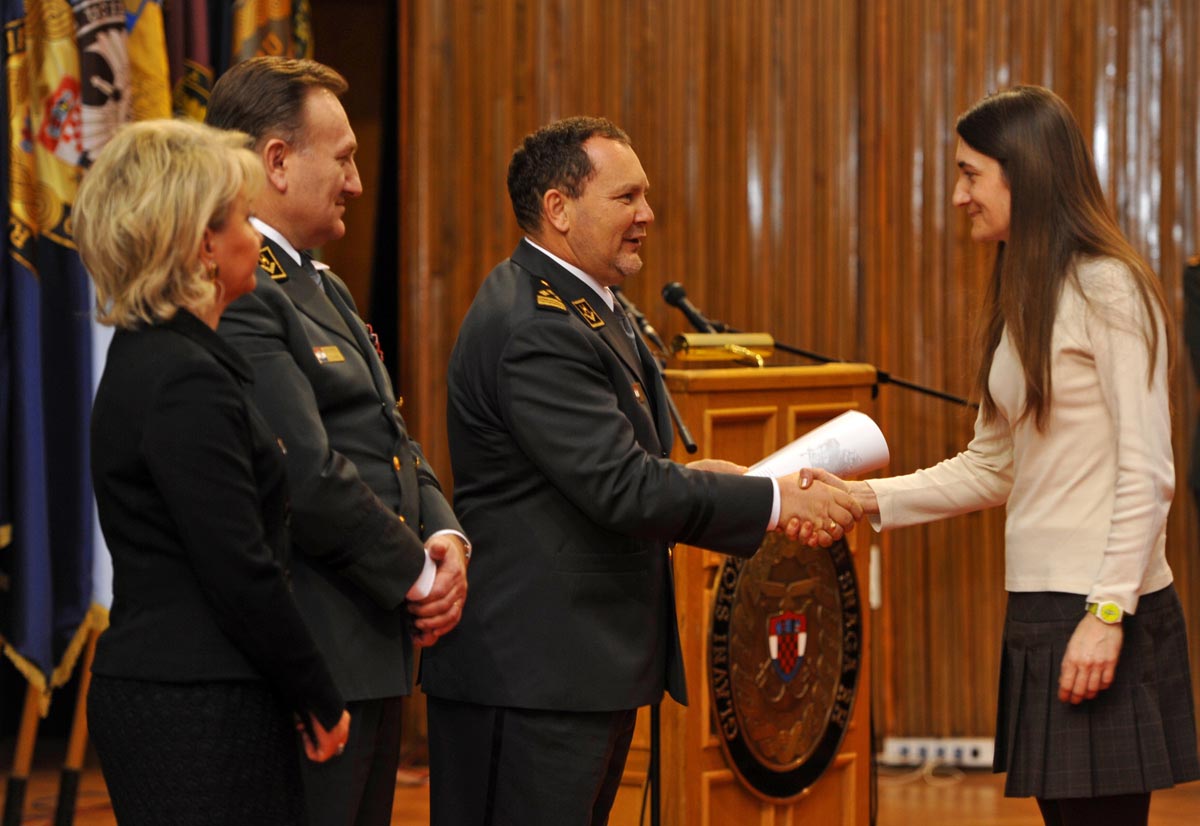 https://www.morh.hr/wp-content/gallery/obiljeena-21-obljetnica-hrvatskog-vojnog-uilita/hvu_obljetnica_21122012_08.jpg