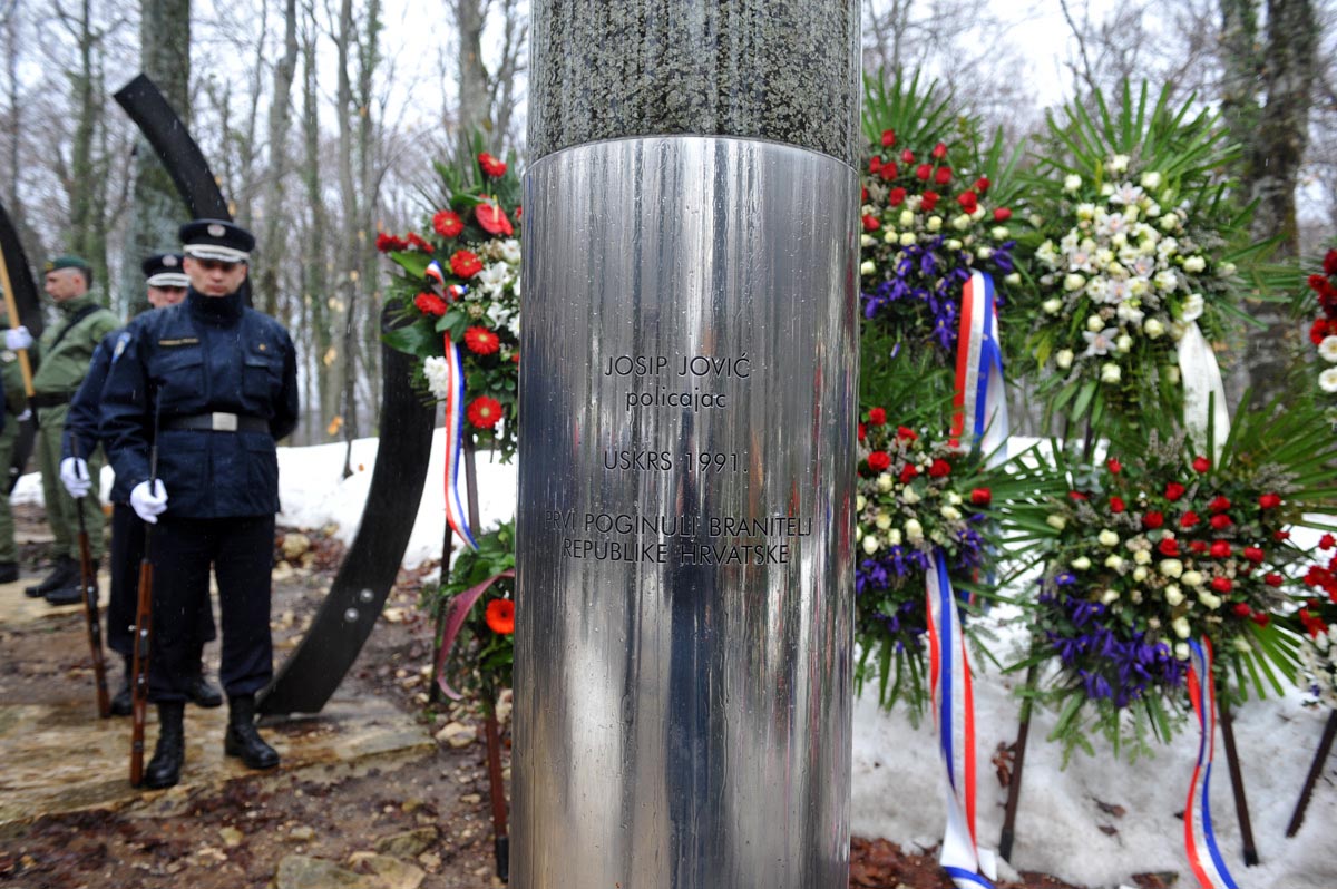 https://www.morh.hr/wp-content/gallery/obiljeena-22-obljetnica-pogibije-josipa-jovia/krvavi_uskrs_31032013_11.jpg