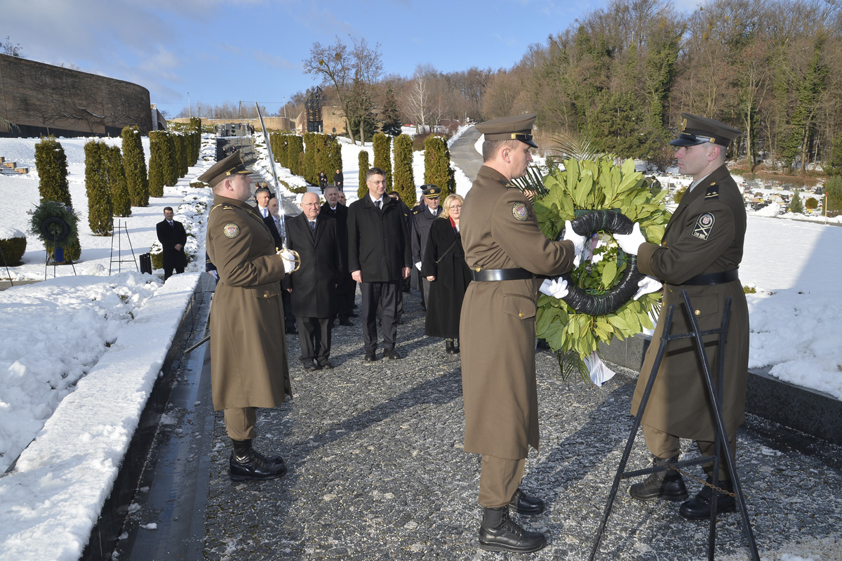 https://www.morh.hr/wp-content/gallery/obiljezavanje-25-godina-medunarodnog-priznanja-republike-hrvatske/priznanje_15012017_01.jpg