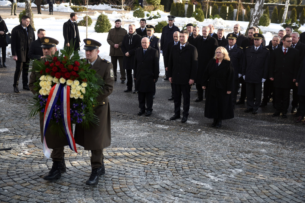 https://www.morh.hr/wp-content/gallery/obiljezavanje-25-godina-medunarodnog-priznanja-republike-hrvatske/priznanje_15012017_07.jpg