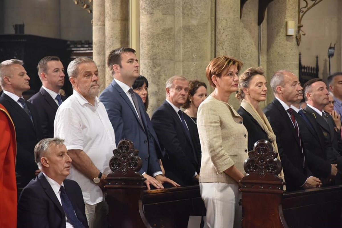 https://www.morh.hr/wp-content/gallery/obiljezavanje-dana-drzavnosti-republike-hrvatske/vlada_25062017_08.jpg