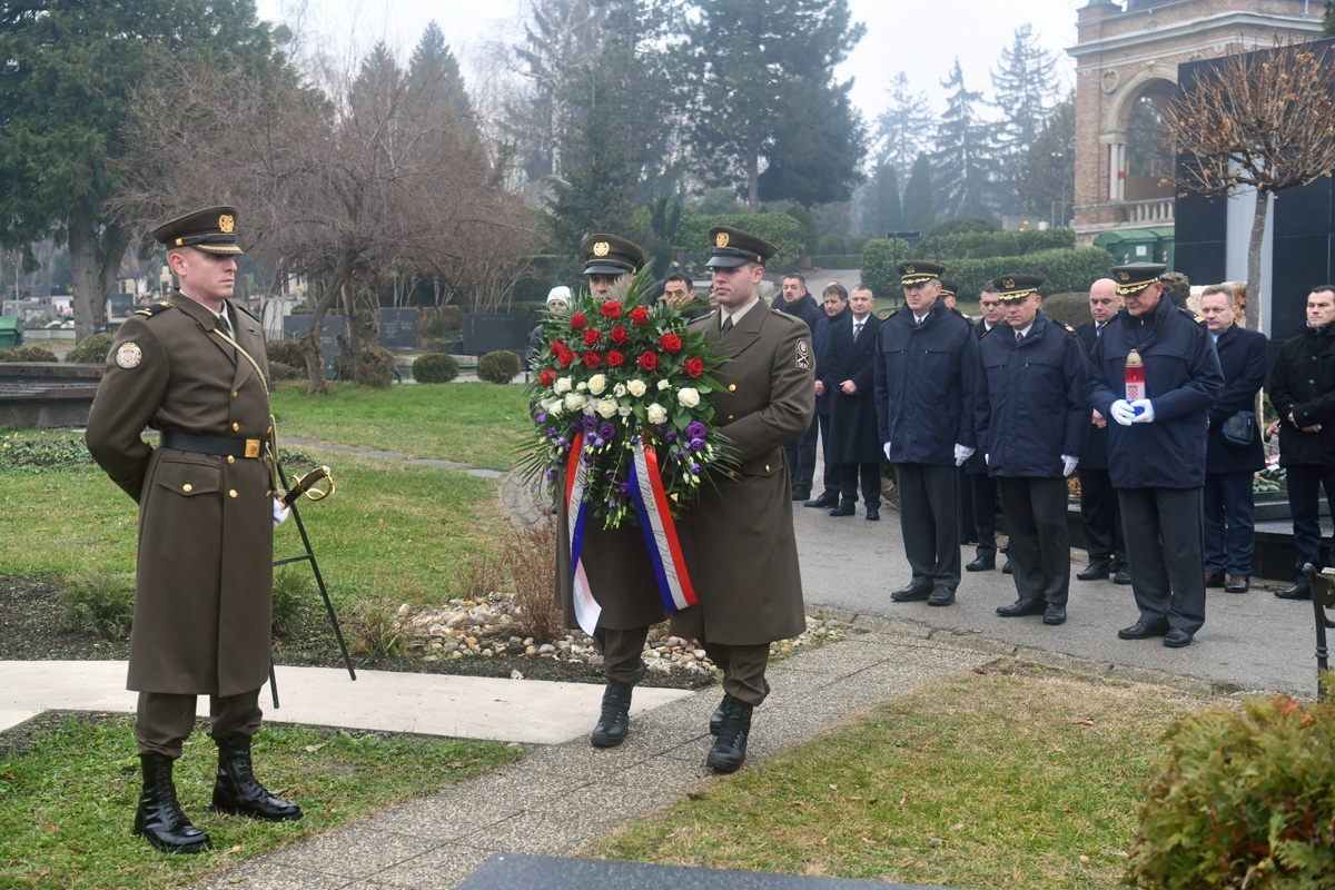https://www.morh.hr/wp-content/gallery/obiljezena-10-godisnjica-smrti-general-bojnika-gordana-cacica/general-bojnik-gordan-cacic-201218_05.jpg