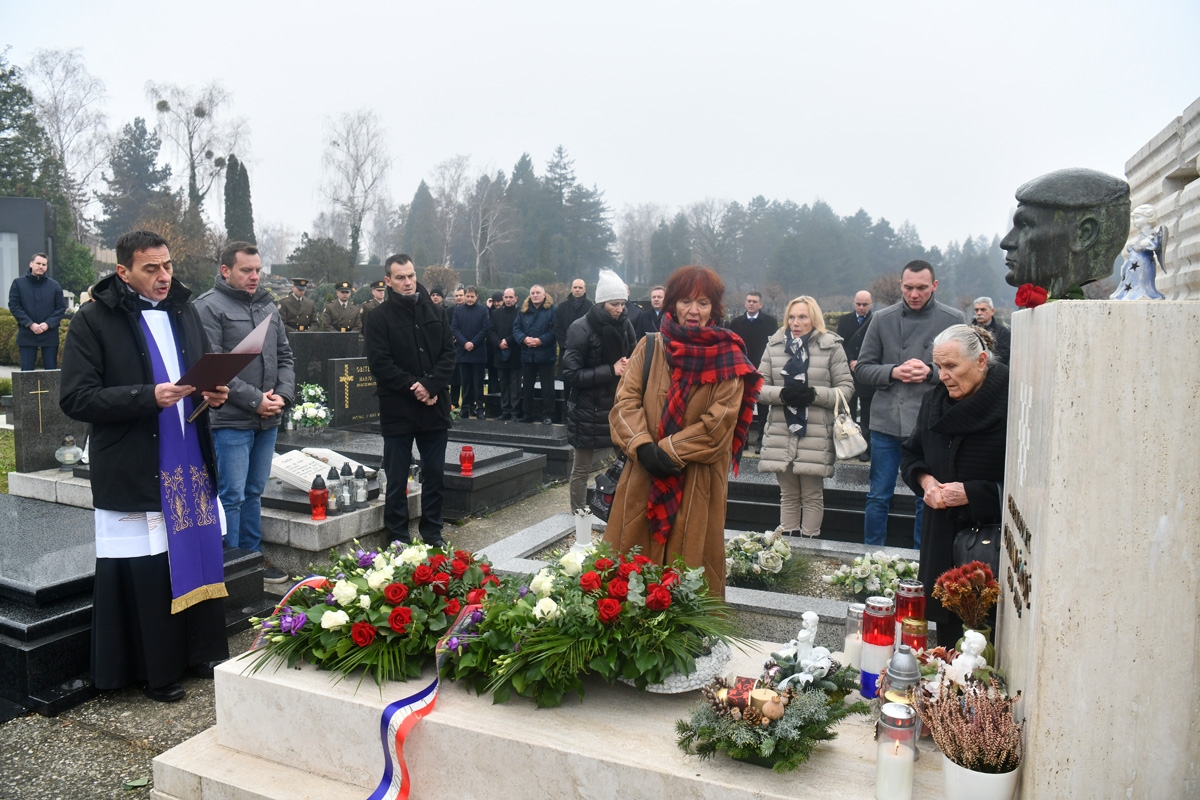 https://www.morh.hr/wp-content/gallery/obiljezena-10-godisnjica-smrti-general-bojnika-gordana-cacica/general-bojnik-gordan-cacic-201218_07.jpg