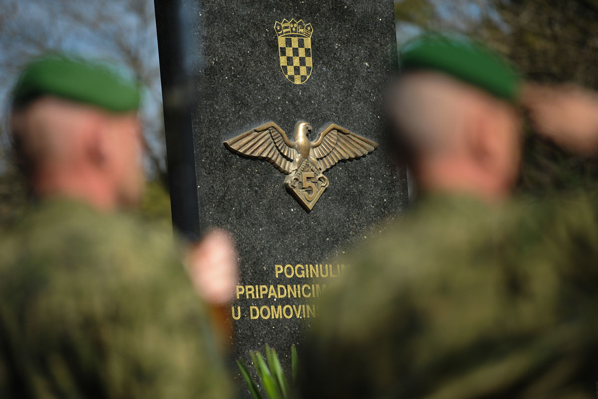 https://www.morh.hr/wp-content/gallery/obiljezena-10-obljetnica-gardijske-oklopno-mehanizirane-brigade-2/gombr_102007.jpg