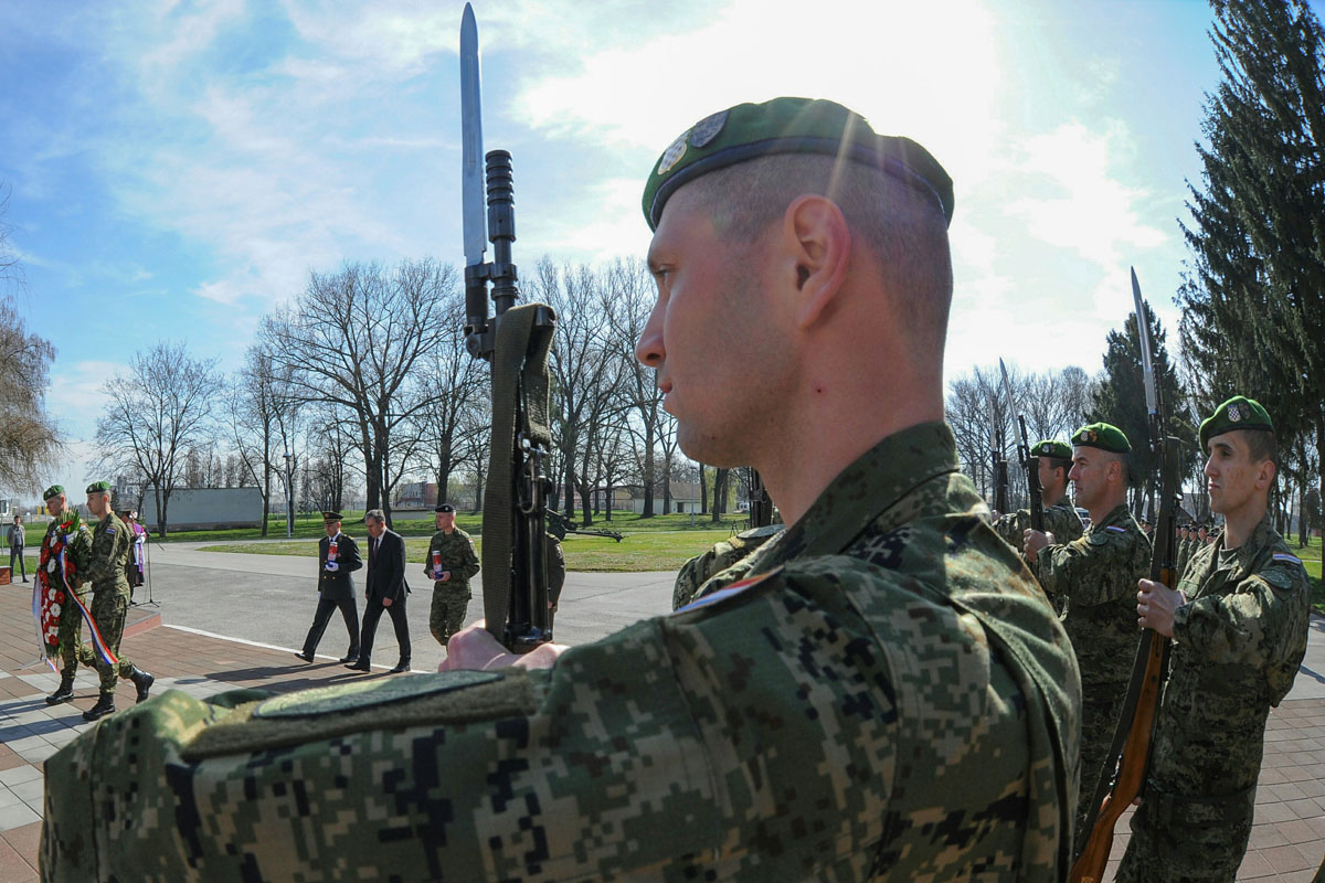https://www.morh.hr/wp-content/gallery/obiljezena-10-obljetnica-gardijske-oklopno-mehanizirane-brigade-2/gombr_102211.jpg