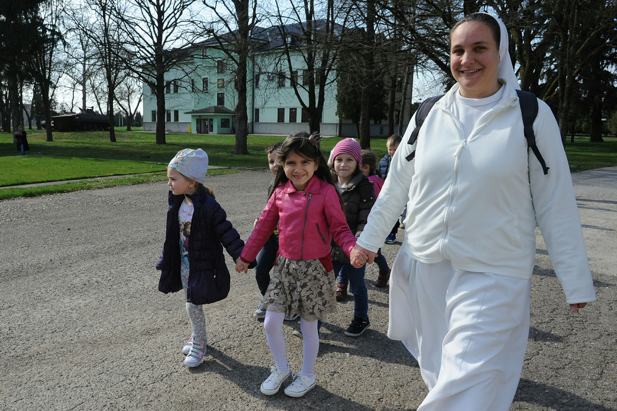 https://www.morh.hr/wp-content/gallery/obiljezena-10-obljetnica-gardijske-oklopno-mehanizirane-brigade-2/gombr_102452.jpg