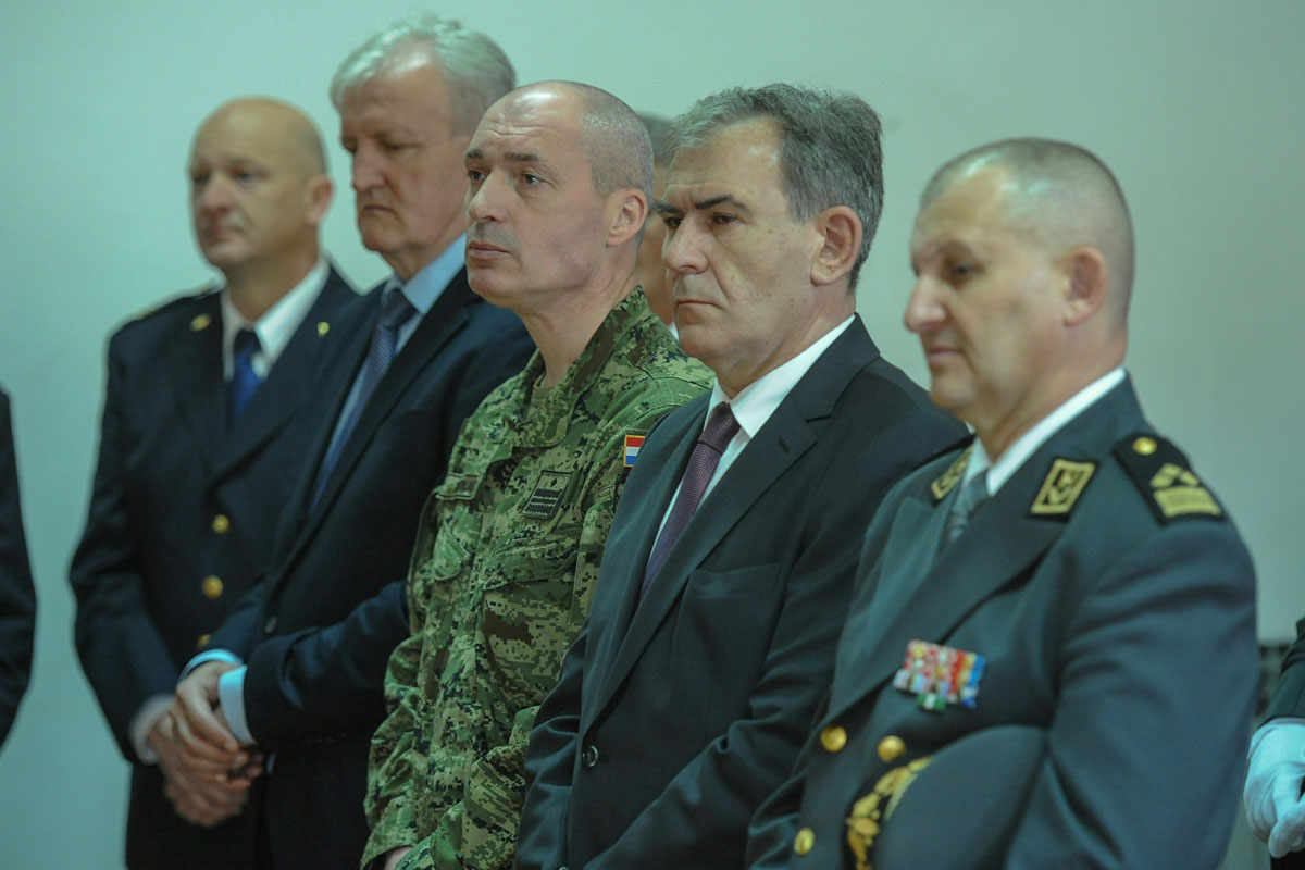 https://www.morh.hr/wp-content/gallery/obiljezena-10-obljetnica-gardijske-oklopno-mehanizirane-brigade-2/gombr_110500.jpg