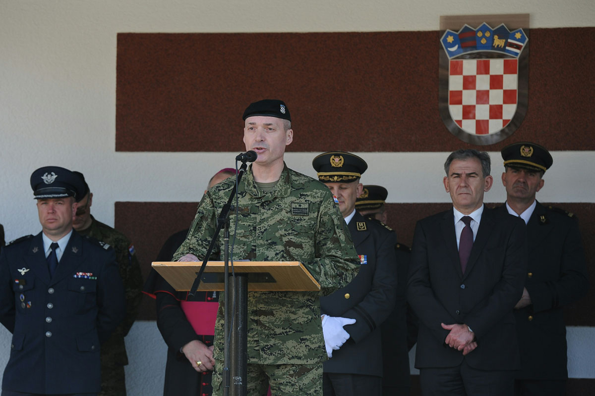 https://www.morh.hr/wp-content/gallery/obiljezena-10-obljetnica-gardijske-oklopno-mehanizirane-brigade-2/gombr_125759.jpg