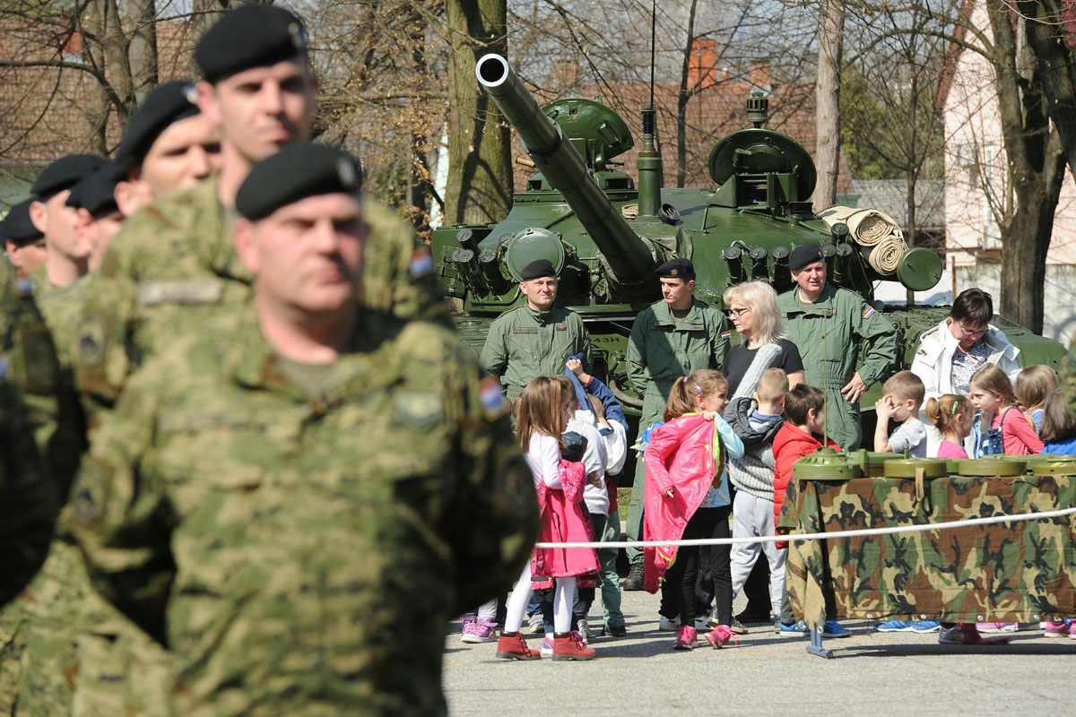 https://www.morh.hr/wp-content/gallery/obiljezena-10-obljetnica-gardijske-oklopno-mehanizirane-brigade-2/gombr_130042.jpg