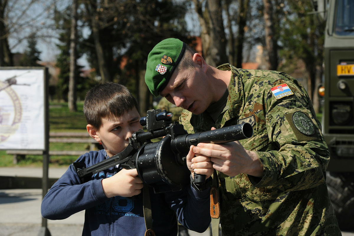 https://www.morh.hr/wp-content/gallery/obiljezena-10-obljetnica-gardijske-oklopno-mehanizirane-brigade-2/gombr_130554.jpg