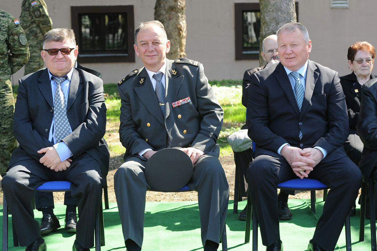 https://www.morh.hr/wp-content/gallery/obiljezena-10-obljetnica-gardijske-oklopno-mehanizirane-brigade-2/gombr_131527.jpg