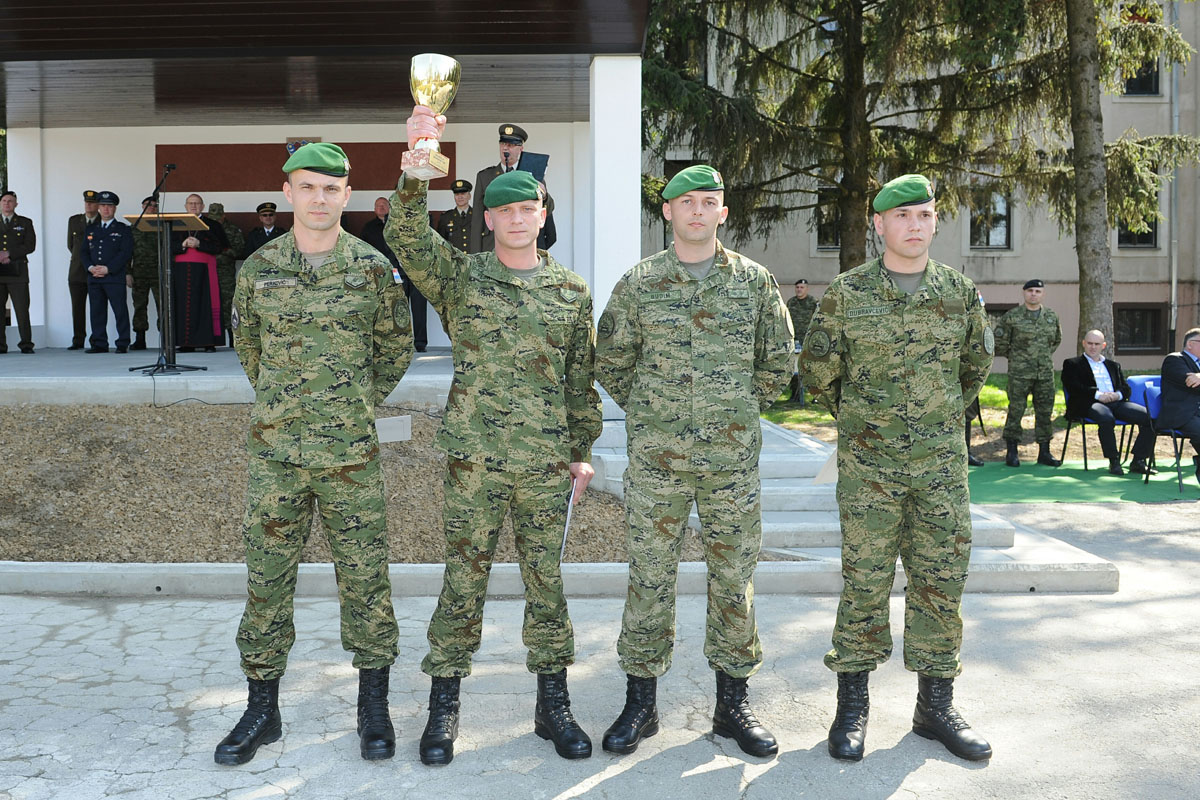 https://www.morh.hr/wp-content/gallery/obiljezena-10-obljetnica-gardijske-oklopno-mehanizirane-brigade-2/gombr_131718.jpg